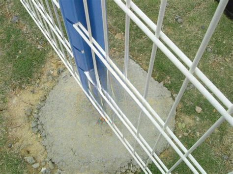 Anleitung Aufbau Kunsthecke freistehend 3 Pfosten einbetonieren